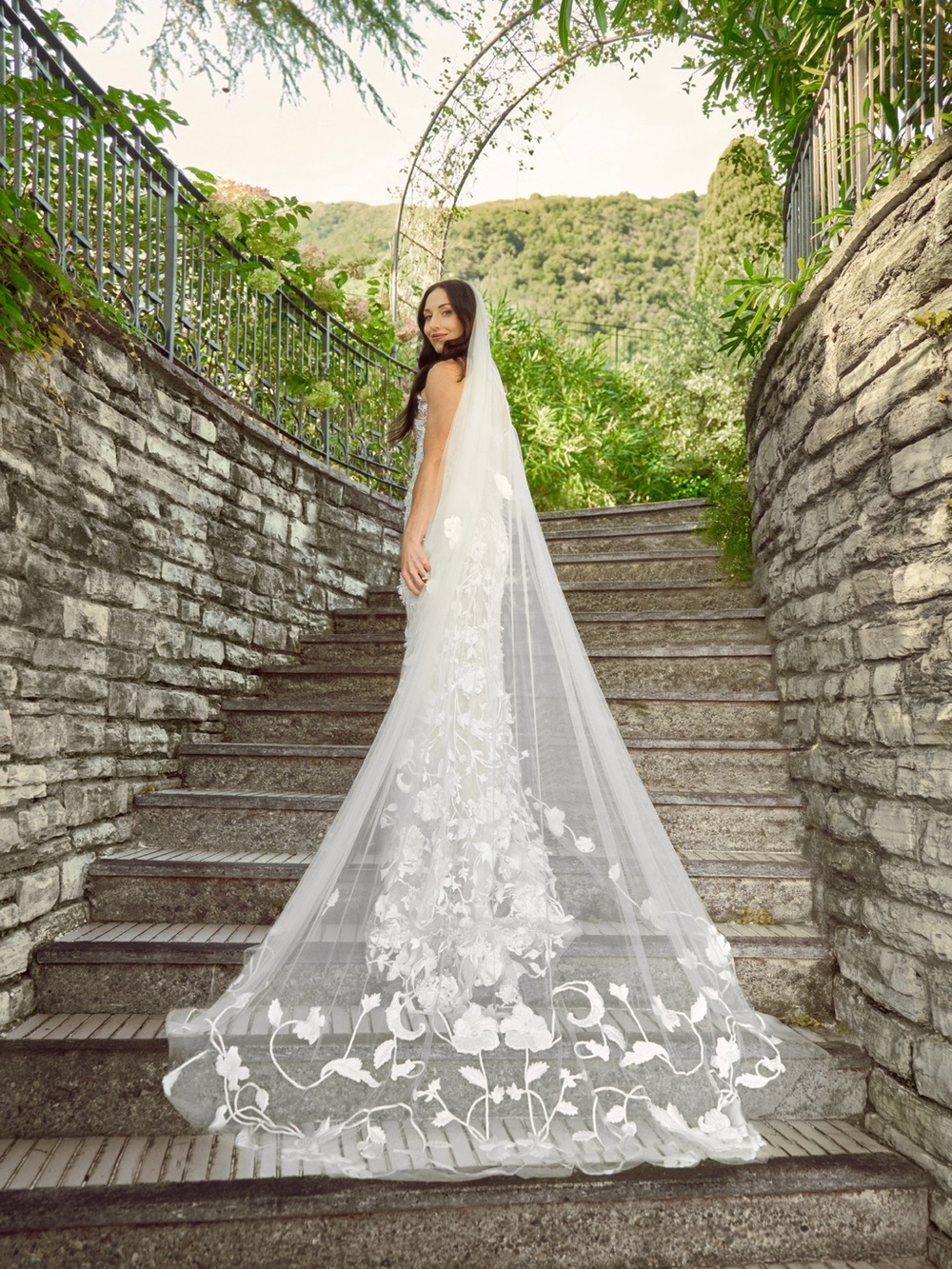 Oscar De La Renta Embroidered Lace Bridal Gown with Veil - White Floral - Picture 3 of 5